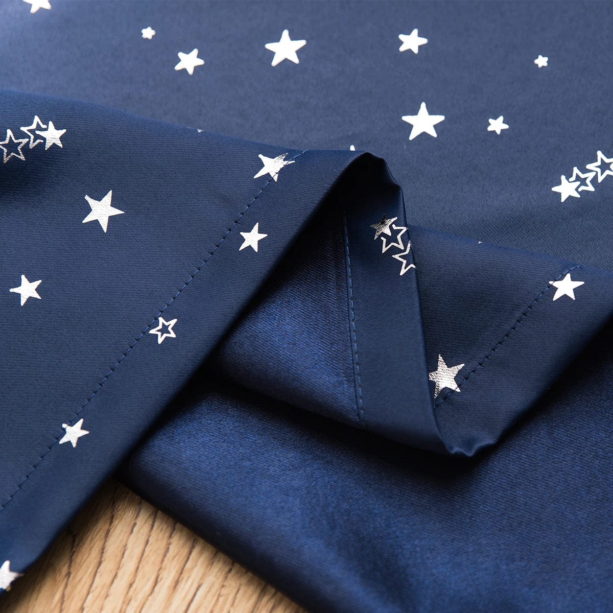 Rideau enfant occultant bleu à étoiles