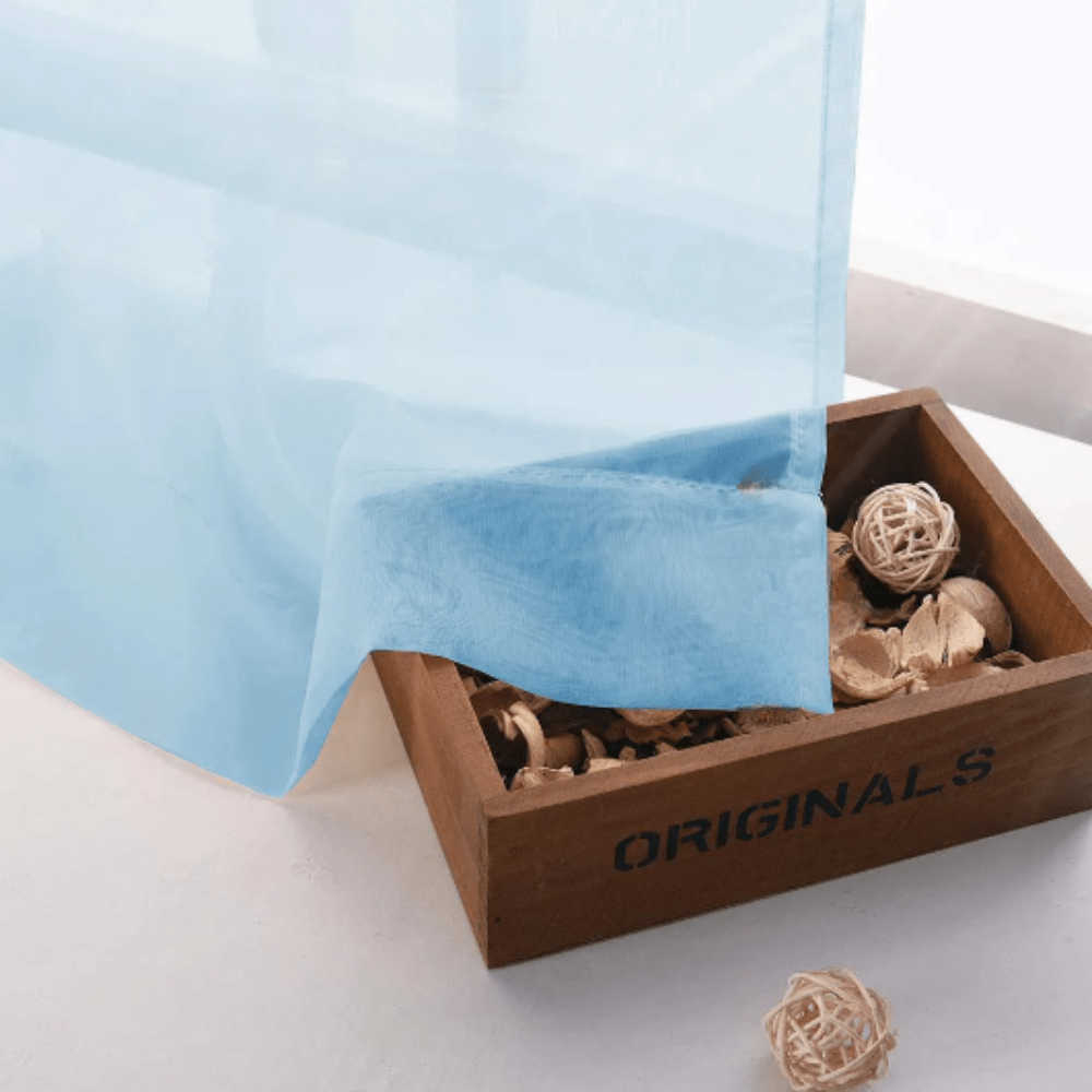 Voilage bleu clair fin