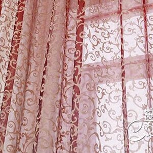 Voilage rouge à motifs floral